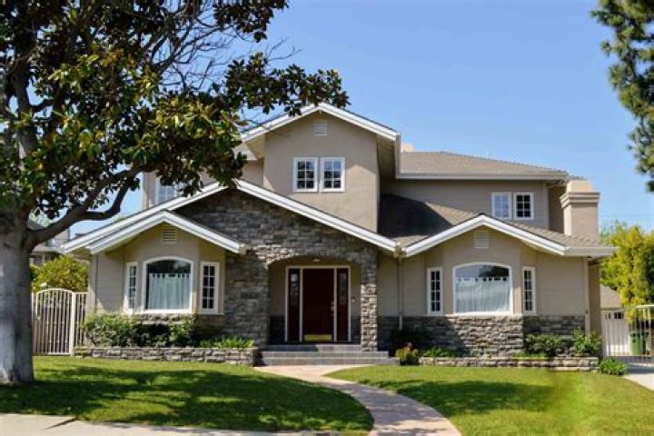 Can a non US citizen buy a house in California?