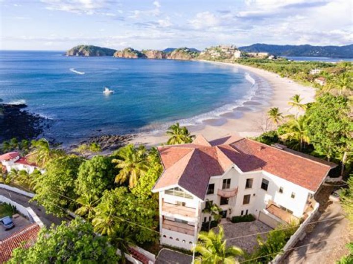 Can Americans but property in Costa Rica?