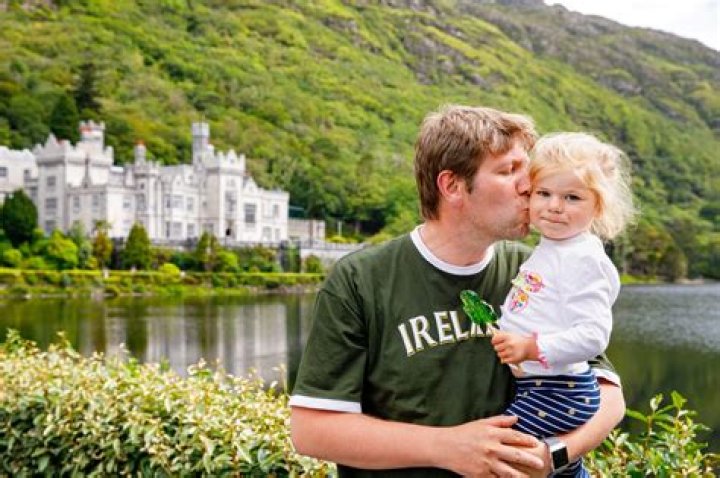 Can an American move and live in Ireland?