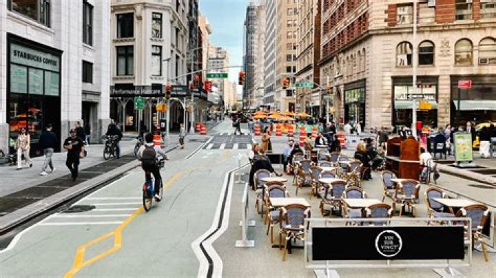 Can common stock be privately owned?