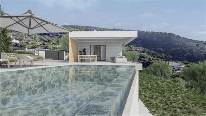 Can US citizens buy property in Spain?