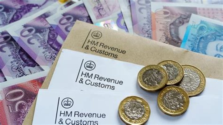 Do HMRC staff get bonuses?