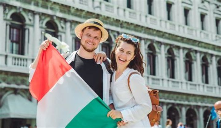 How can an Italian citizen get ancestry?