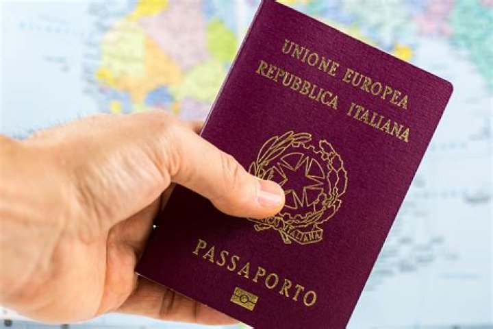 How do you qualify for dual citizenship in Italy?