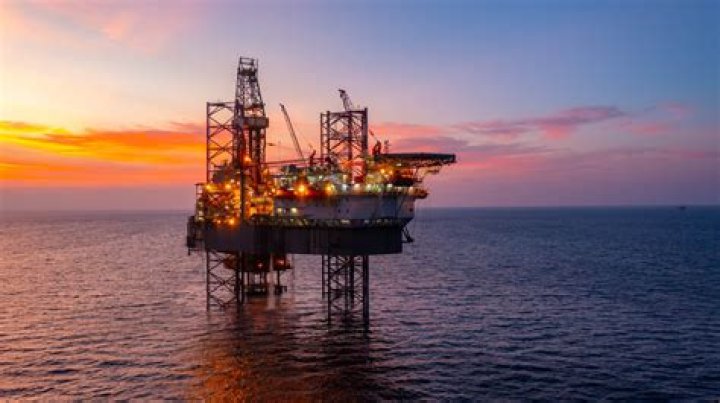 How long can a contractor stay on an oil rig?