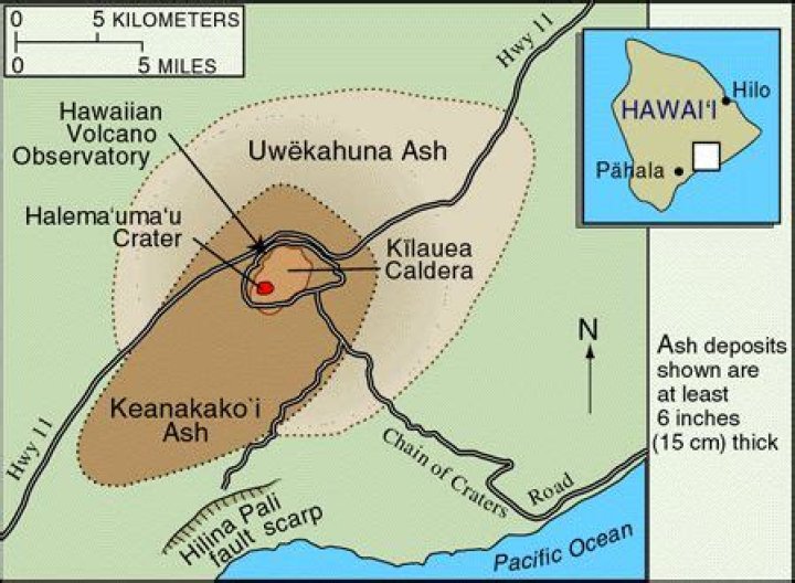 How many people live around Mount Kilauea?