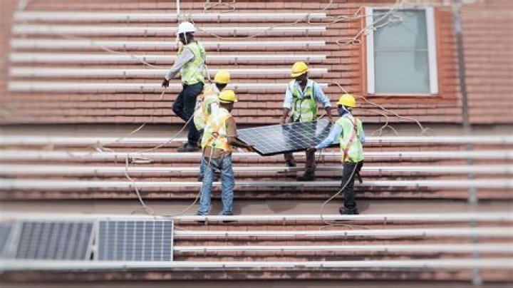 How much do solar company owners make?