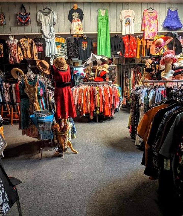 How much does a boutique owner make a year?