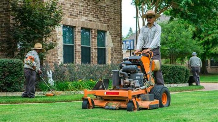 How much does a landscaping company owner make?