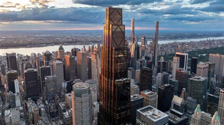 How much does JP Morgan have in cash?