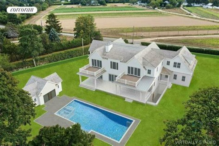 Is 8000 square feet a big house?