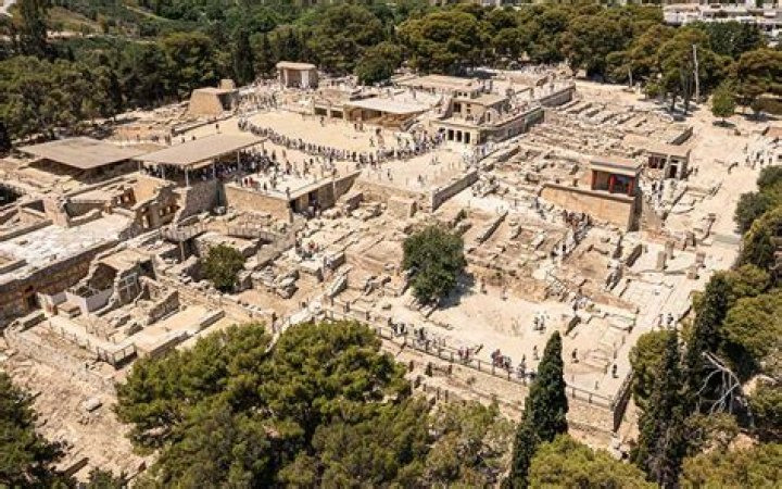 Is the Palace of Knossos still standing?