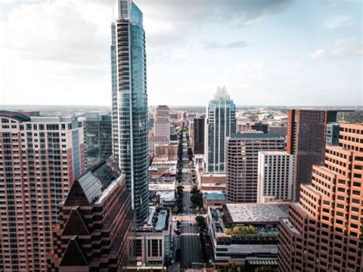 Where do single people live in Austin?